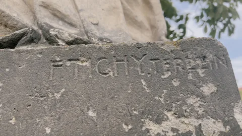 Detail vytesané signatury F. TICHÝ TEREZÍN na soklu dnešní figury.
