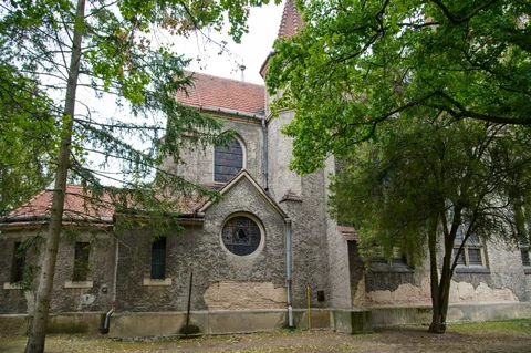 Pohled na boční část historické budovy
