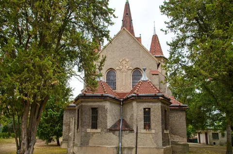 Závěr bývalého kostela s přilehlými částmi stavby